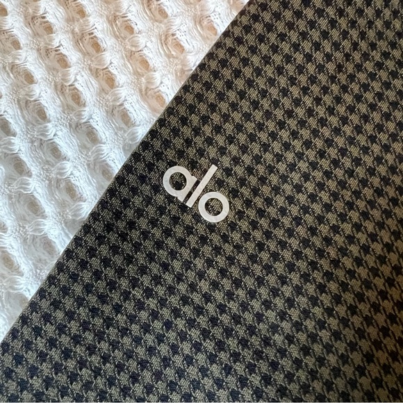 Alo High-waist Micro Houndstooth legging in Dark Olive and Black - Picture 2 of 5